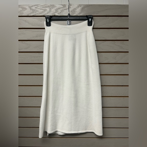 Chic White Skirt by Milio Milano - Picture 5 of 6